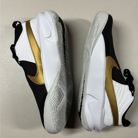 Nike team Hustle D 10 youth 5.5 - new with box - Picture 3 of 7